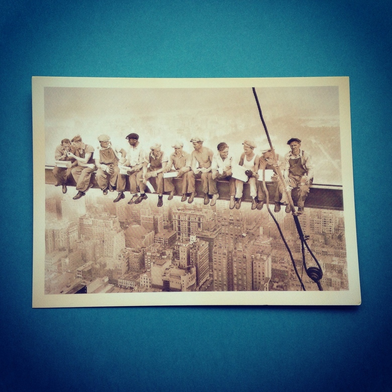 Рабочие обедают на высоте