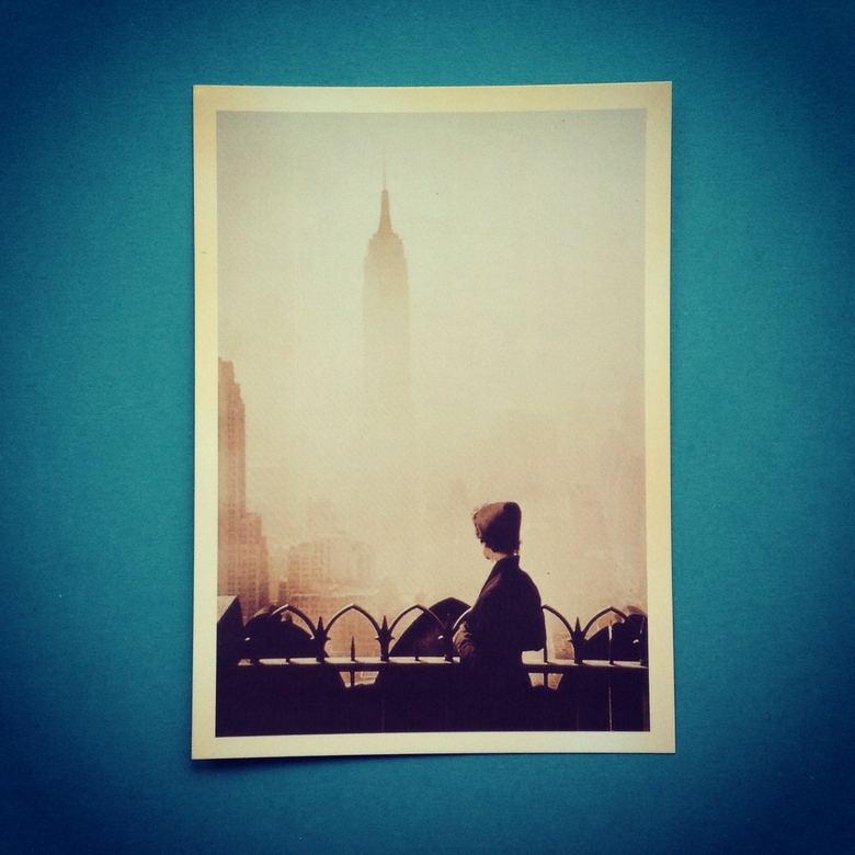 Мальчик, вглядывающийся в туман