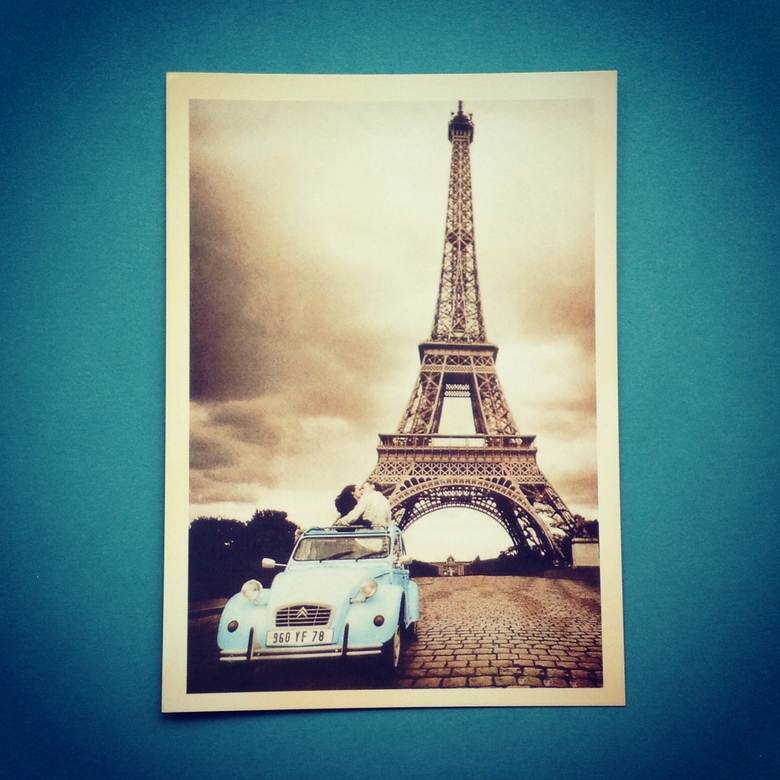 Поцелуй на фоне Эйфелевой башни