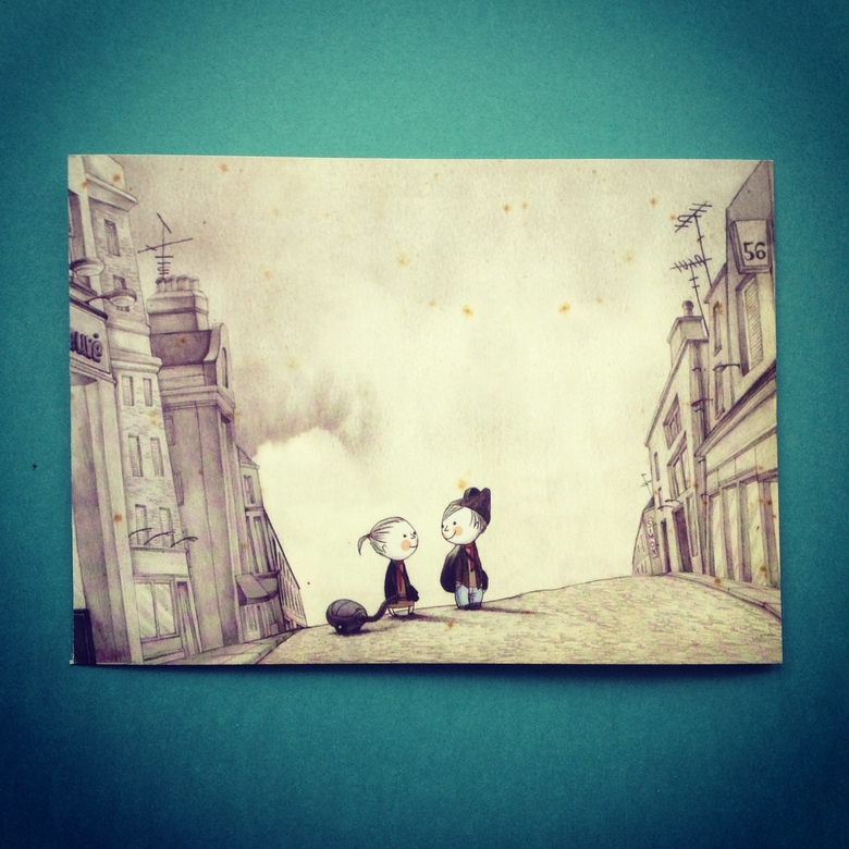 Жужа и ее друг выгуливают пылесос