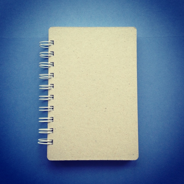 Блокнот с белыми кольцами