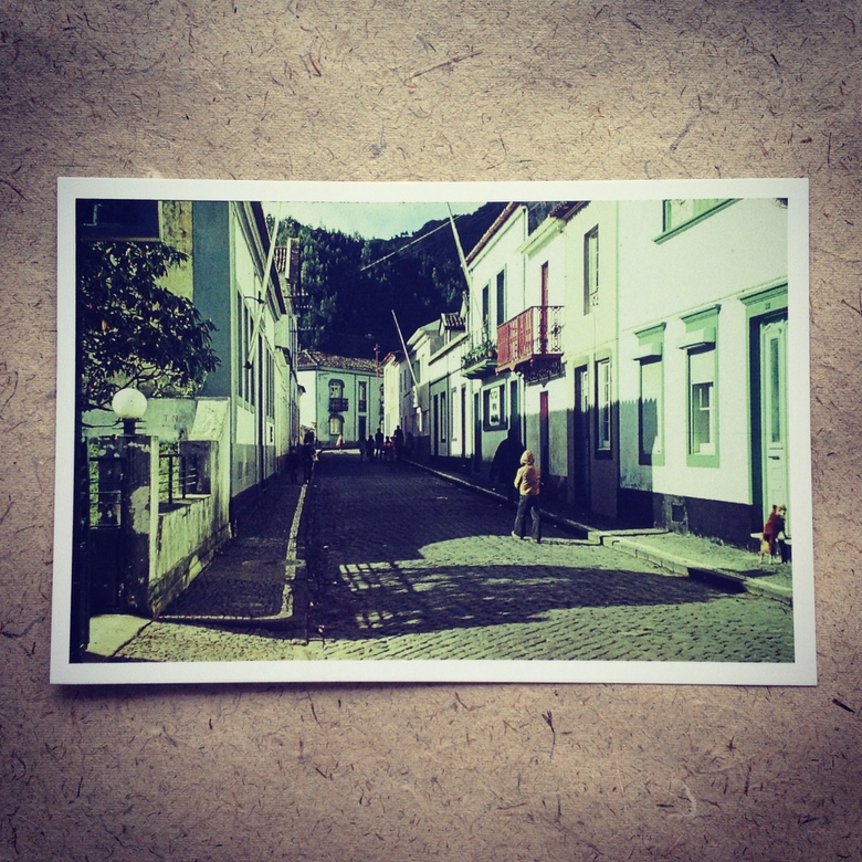 Среди домов. Место неизвестно