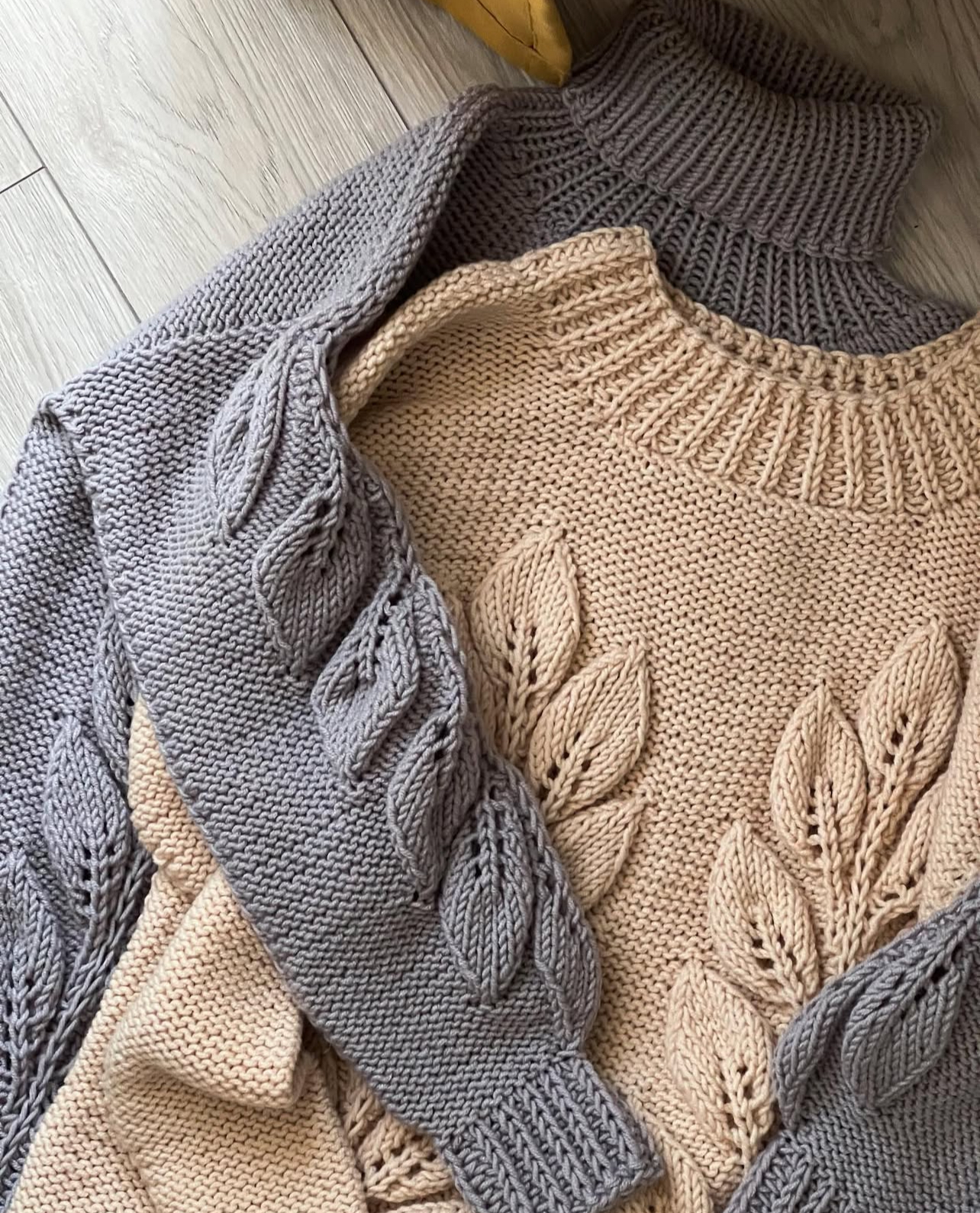 Свитер с листьями, кремовый