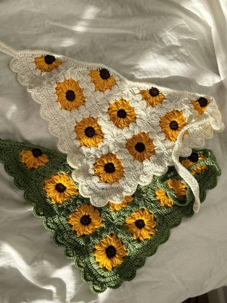 Косынка с подсолнухами белая