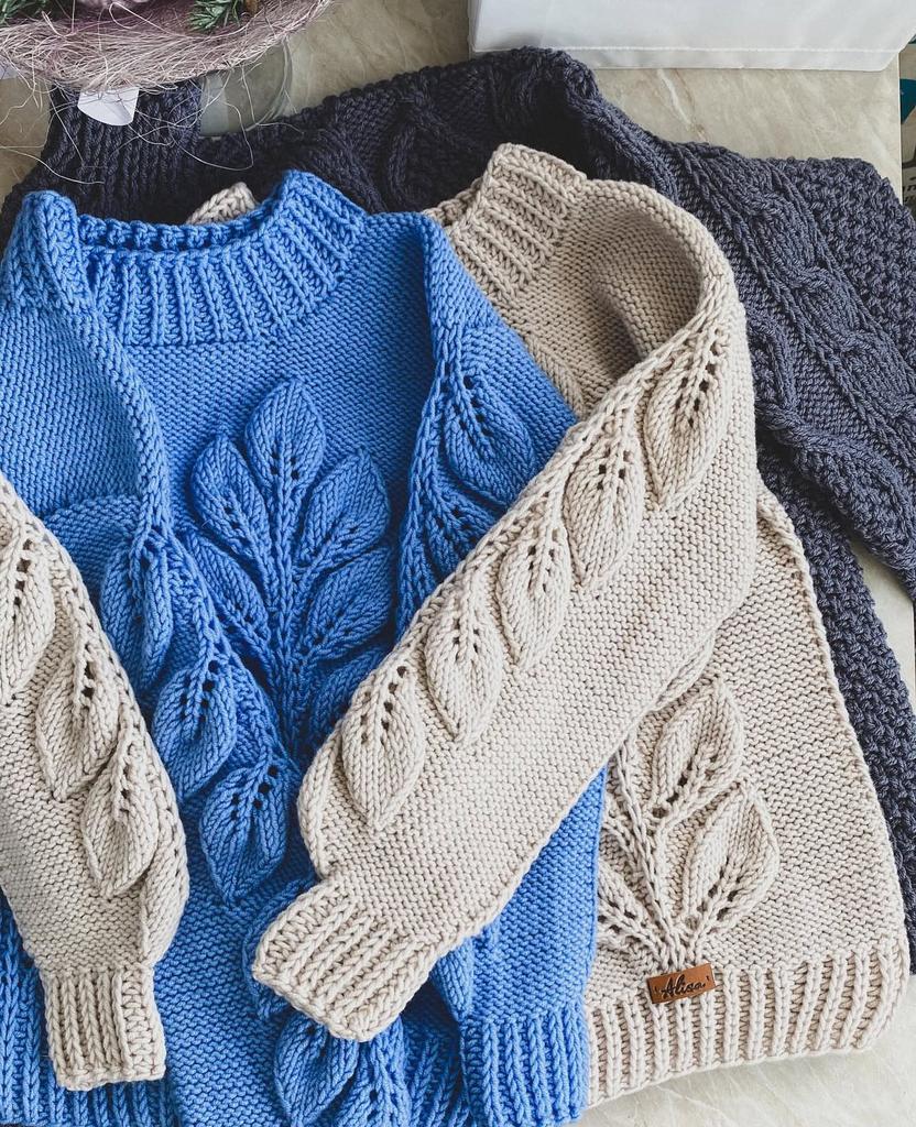 Свитер с листьями, голубой