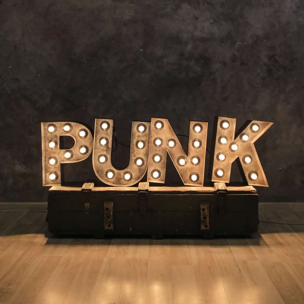 Буквы PUNK с лампочками