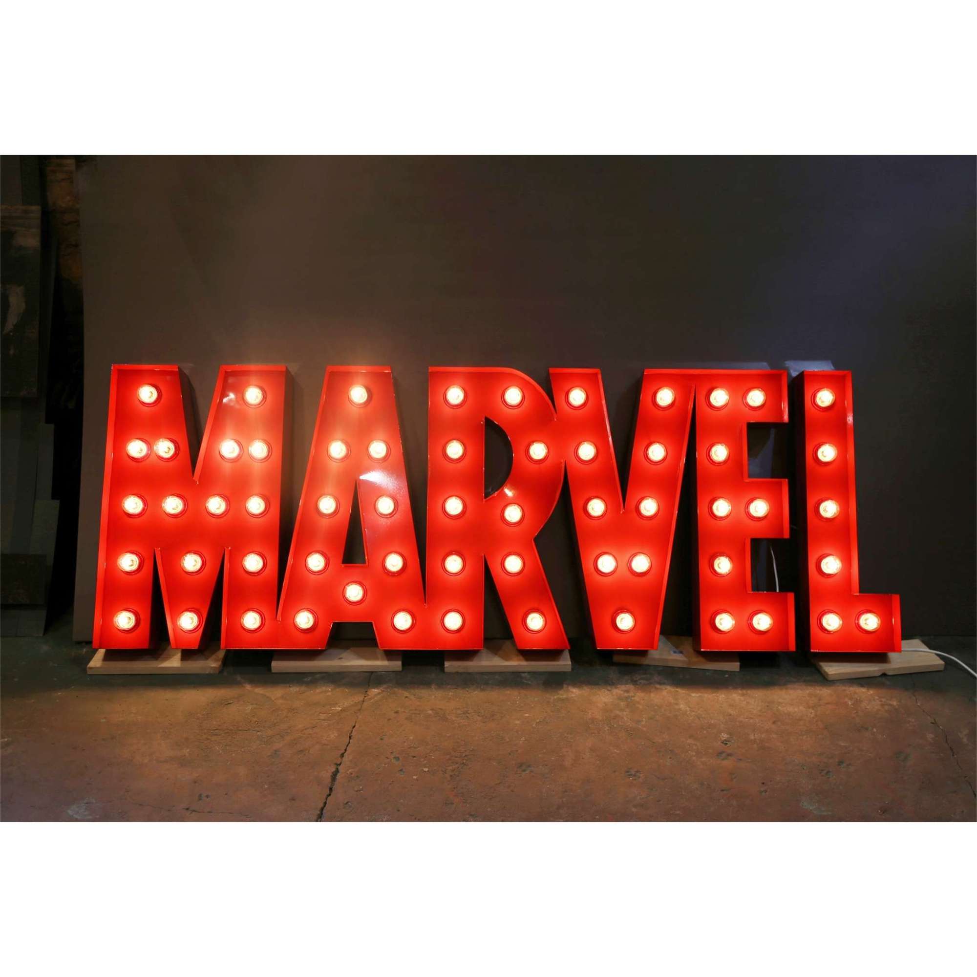 MARVEL с лампочками