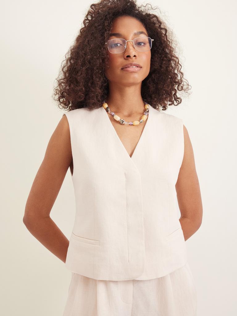 Жилет льняной светло-бежевого цвета