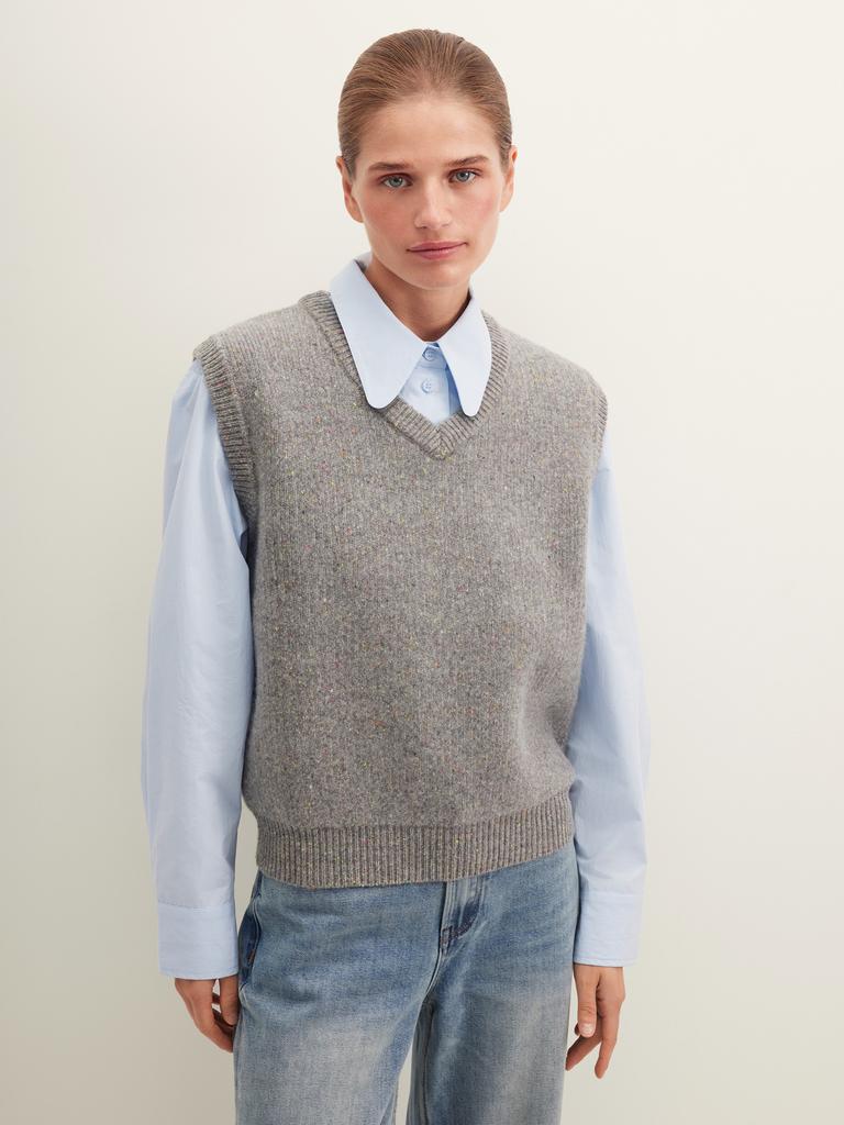 Жилет шерстяной серого цвета