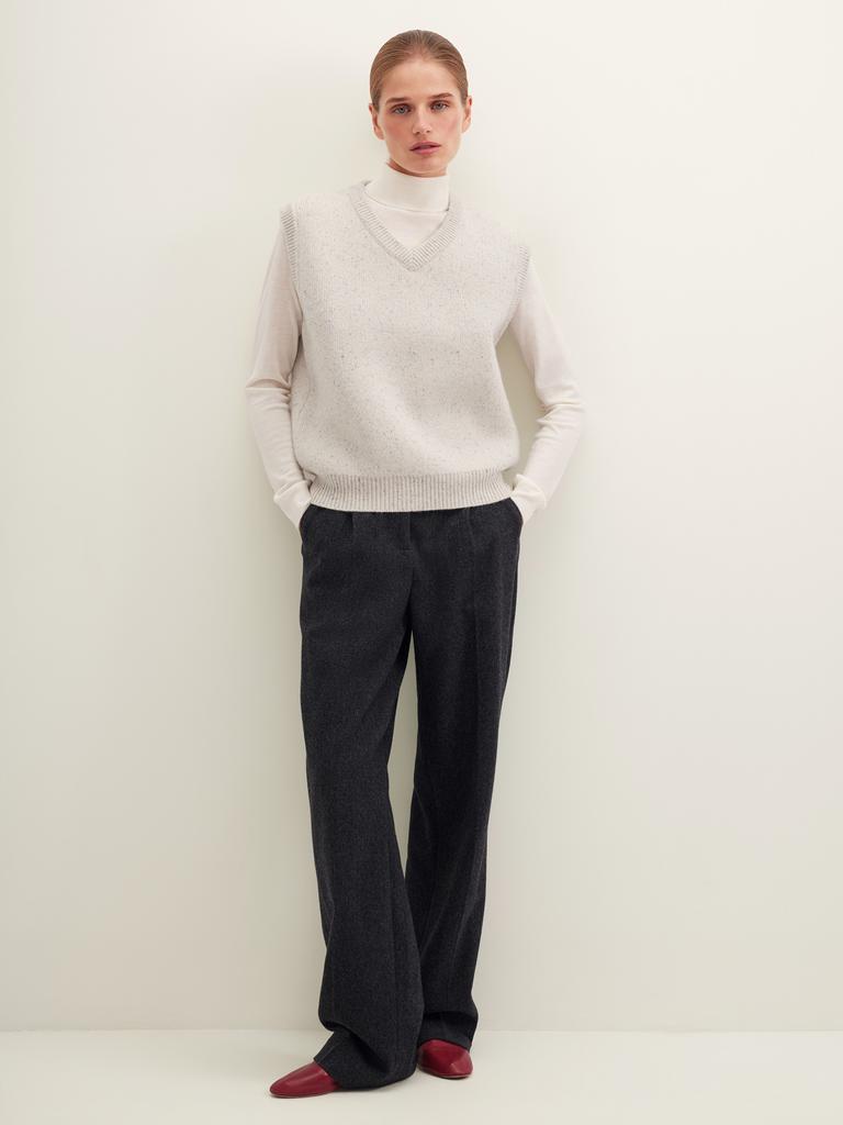 Жилет шерстяной молочного цвета