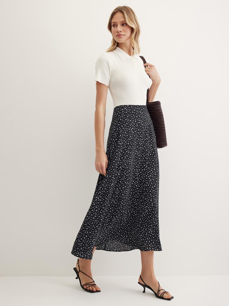 Юбка в цветочек черного цвета