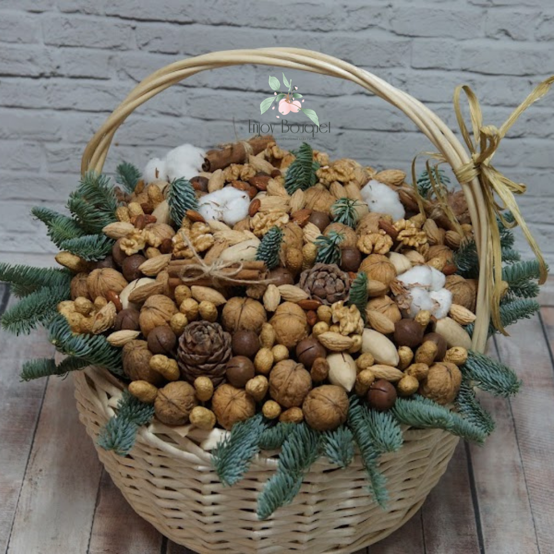Корзина с орехами "Щелкунчик", диаметр 40 см