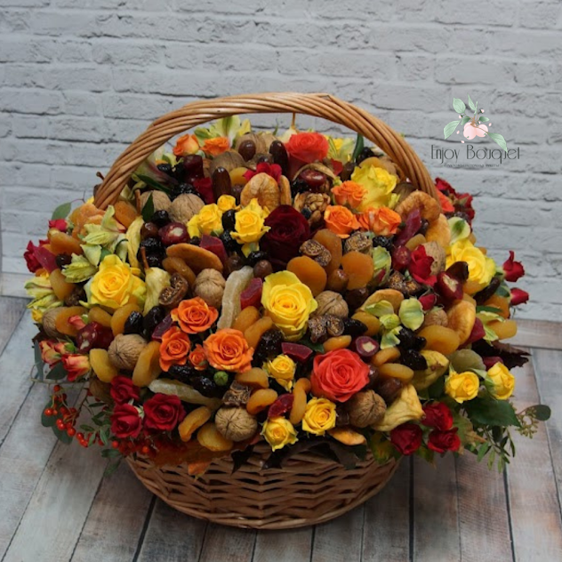 Корзина с сухофруктами и цветами "Щедрость осени", 50 см