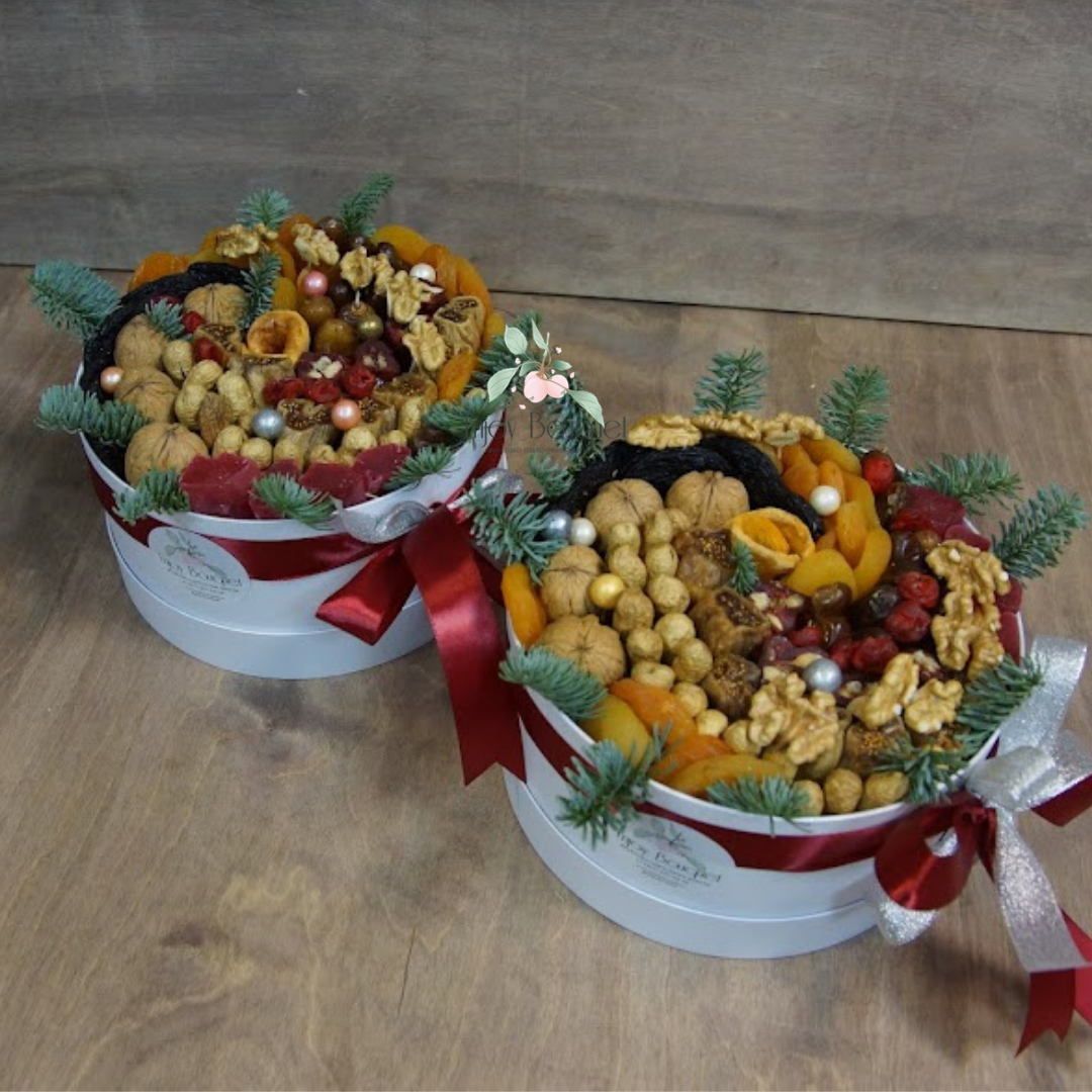 Набор сухофруктов и орехов в шляпной коробке "Снежная вьюга". 20 см