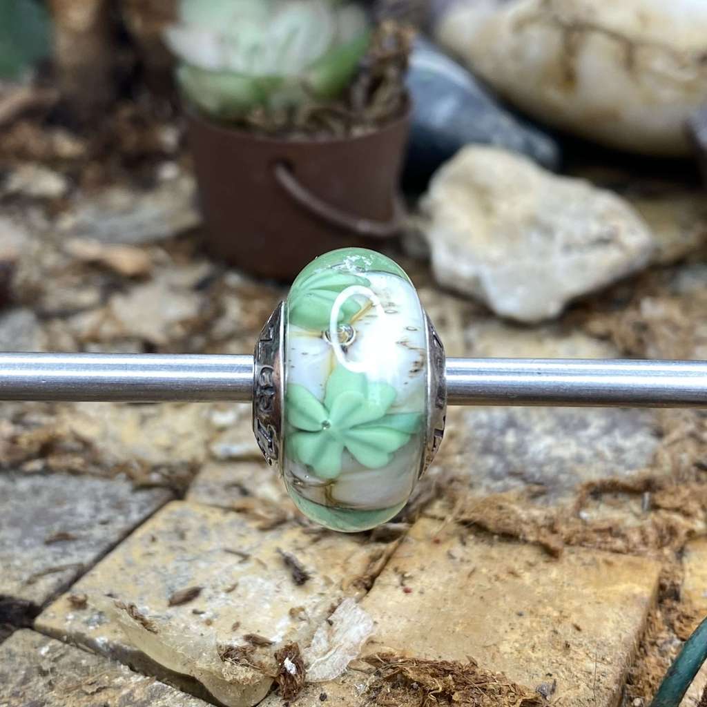 AQUARIUM  4 only clover on ivory