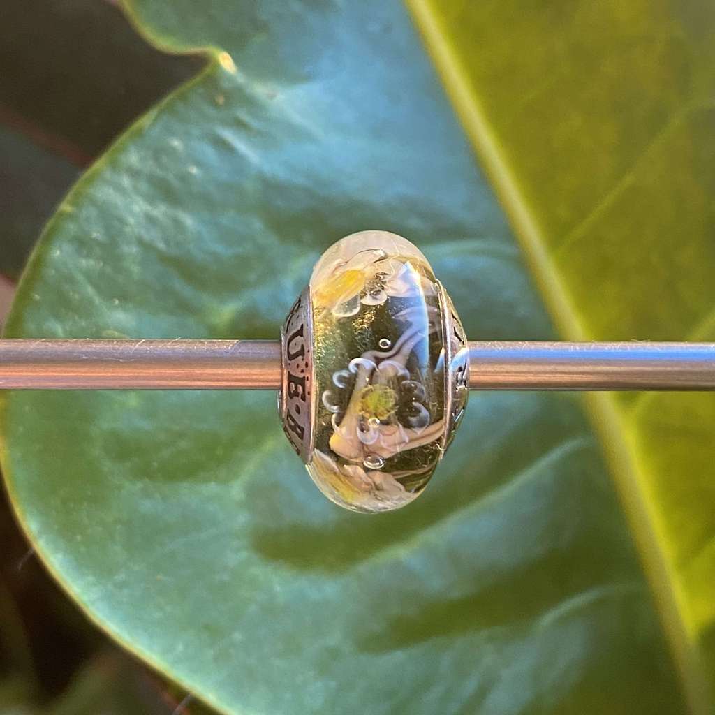 AQUARIUM 38 white daisy on bottle green