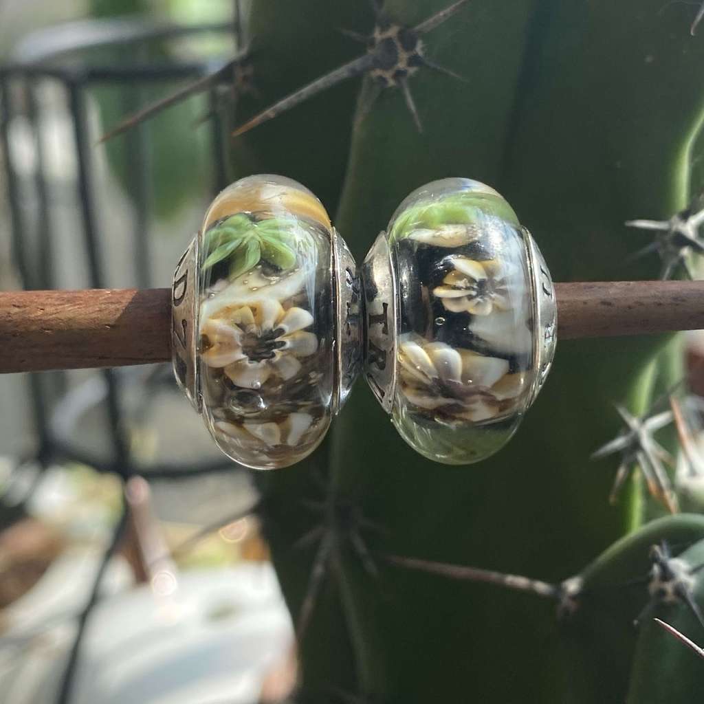 AQUARIUM 55 TWO matching beads (caramel flowers on black)