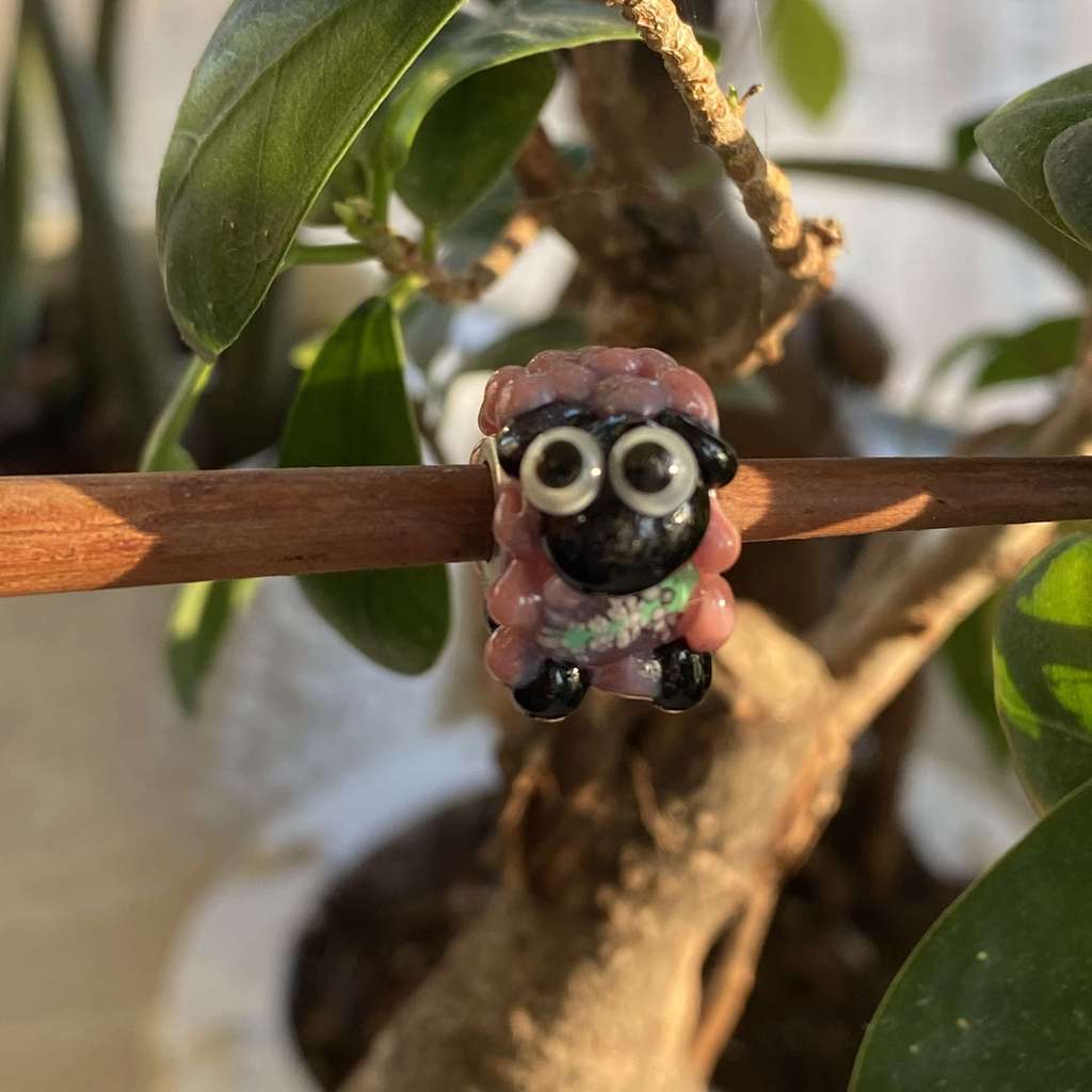 Sheep 10 princess kiss with grapes