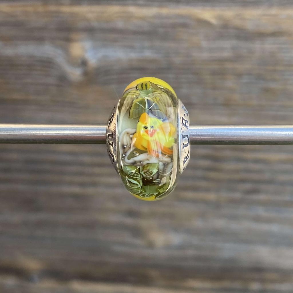 AQUARIUM  BEAD 9 yellow birds on green