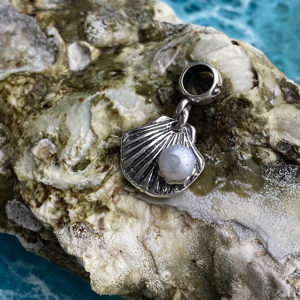 COLOUR Pearl Shell Dangle GREY