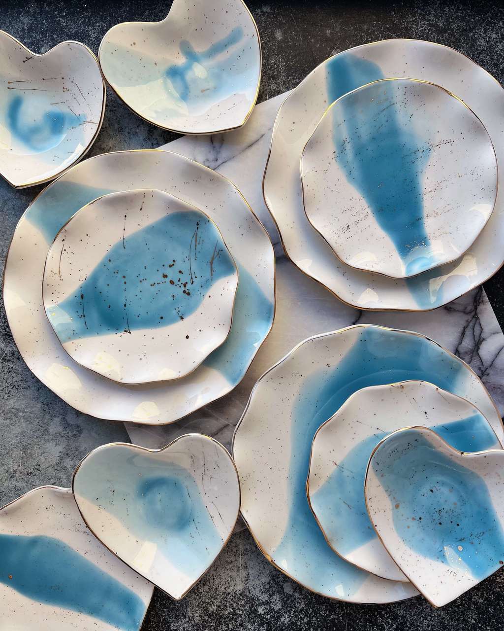 Серия тарелок и блюдец "Волна" с голубой глазурью