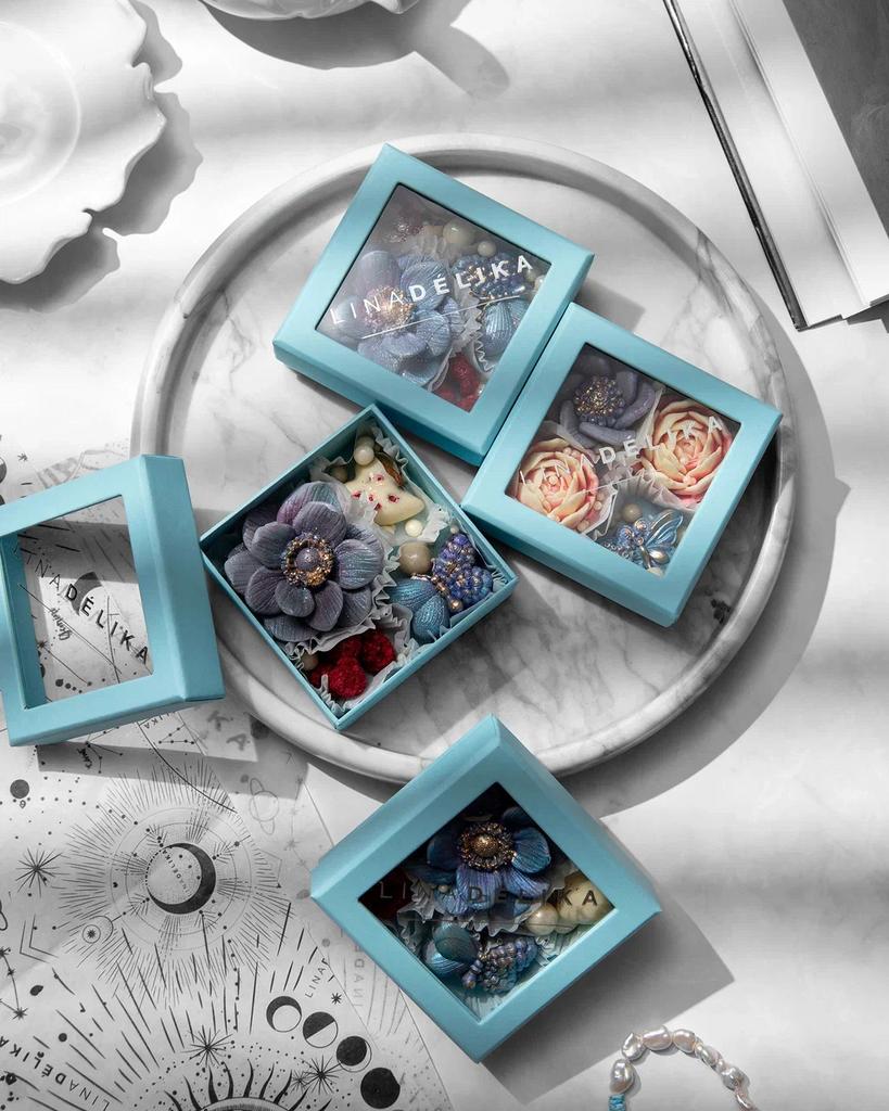 Набор из шоколадных конфет из белого и молочного шоколада