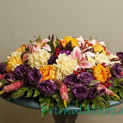 ИНТЕРЬЕРНАЯ КОМПОЗИЦИЯ ИЗ ИСКУССТВЕННЫХ ЦВЕТОВ НА СТОЛ