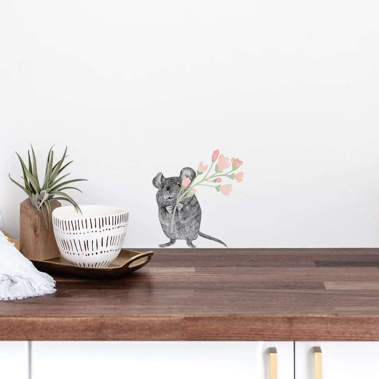 Мышонок с цветком - стикер интерьерный