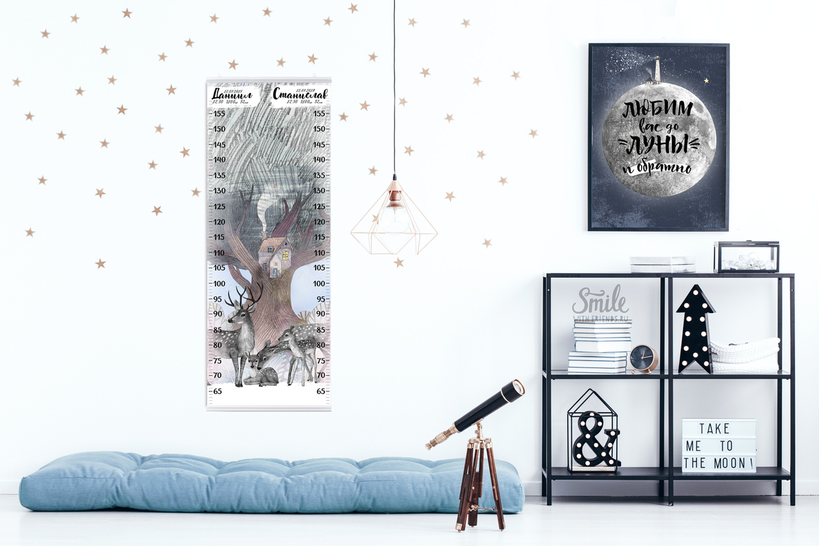 Ростомер именной с семьёй оленей - для двоих детей - на фоне дерева