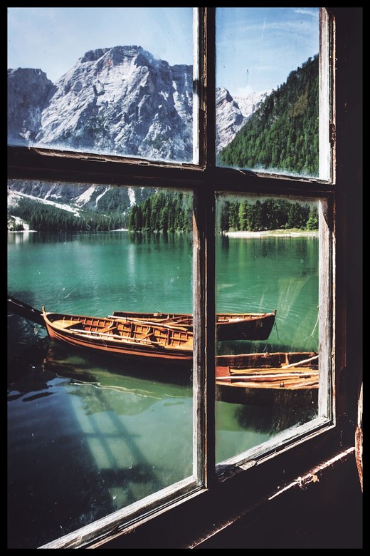 Постер Озеро В Окне