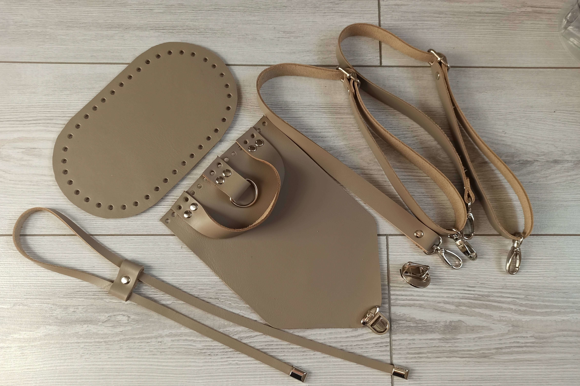 Набор для рюкзака с крышкой-трапецией. Цвет фурнитуры и кожи на выбор.