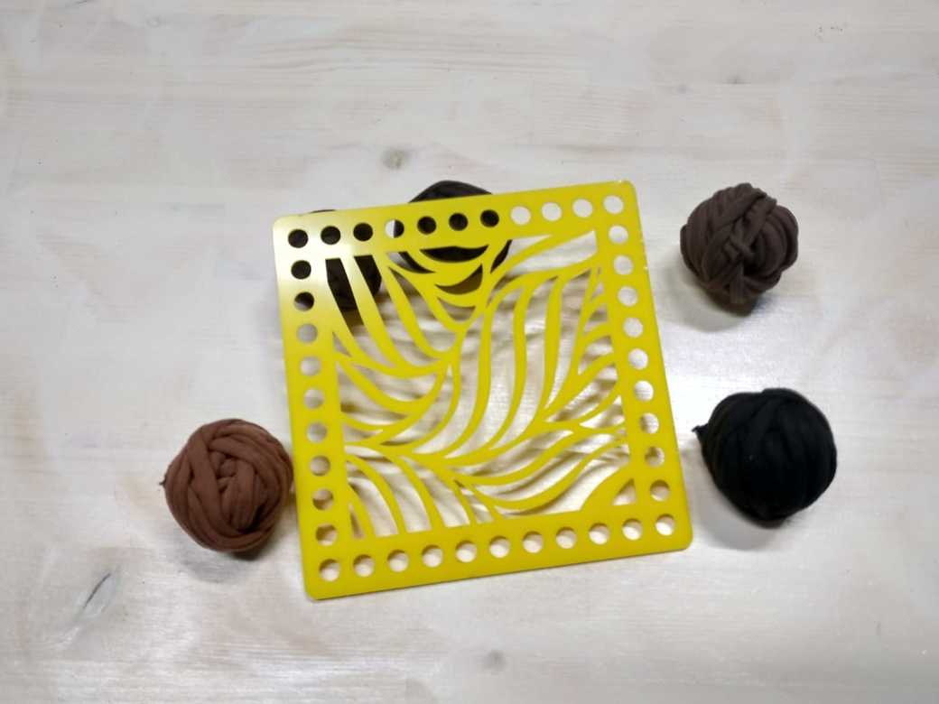 Заготовка "Квадрат резной" желтый пластик - 15 см