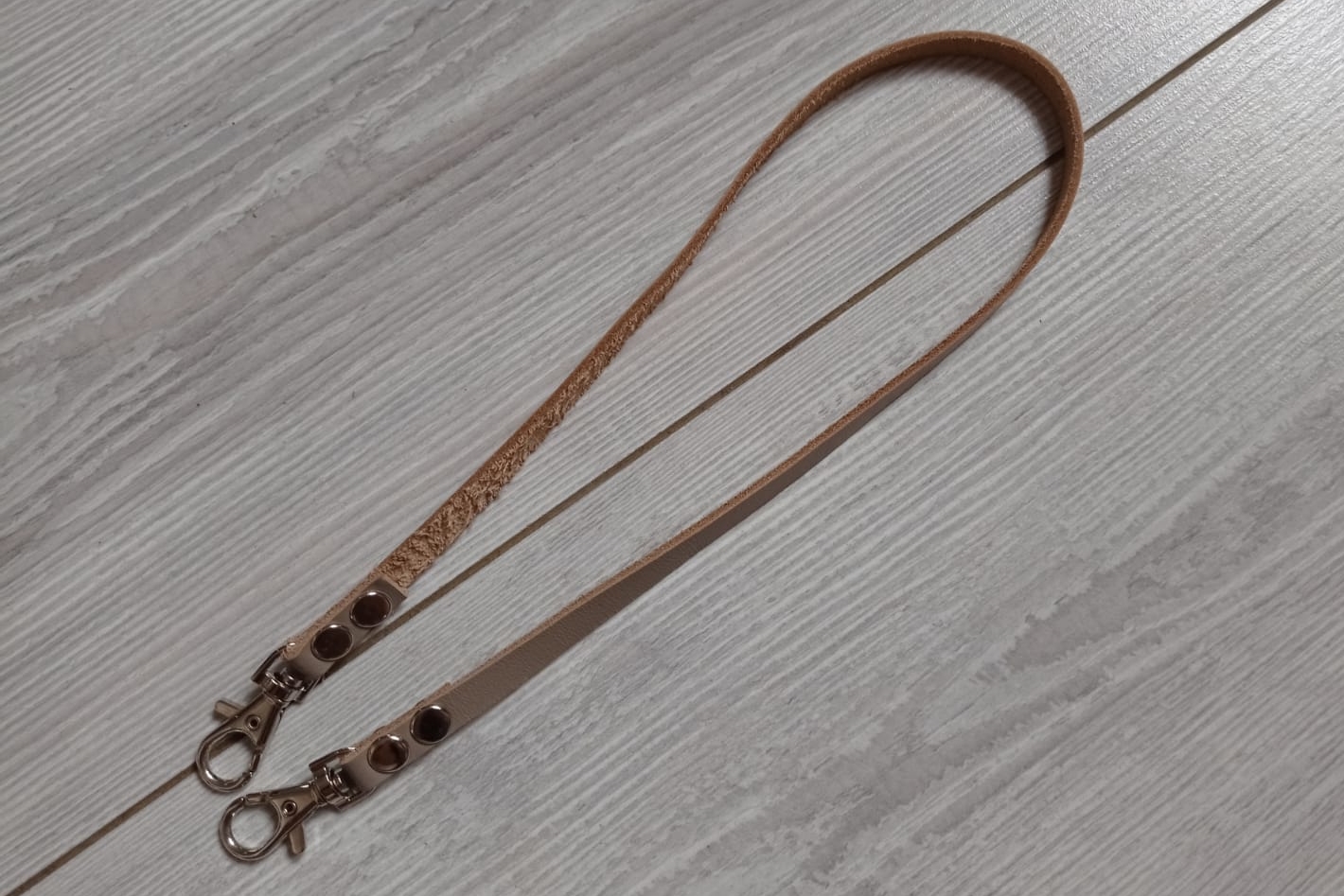 Тонкий ремень с карабинами. Цвет кожи и фурнитуры на выбор