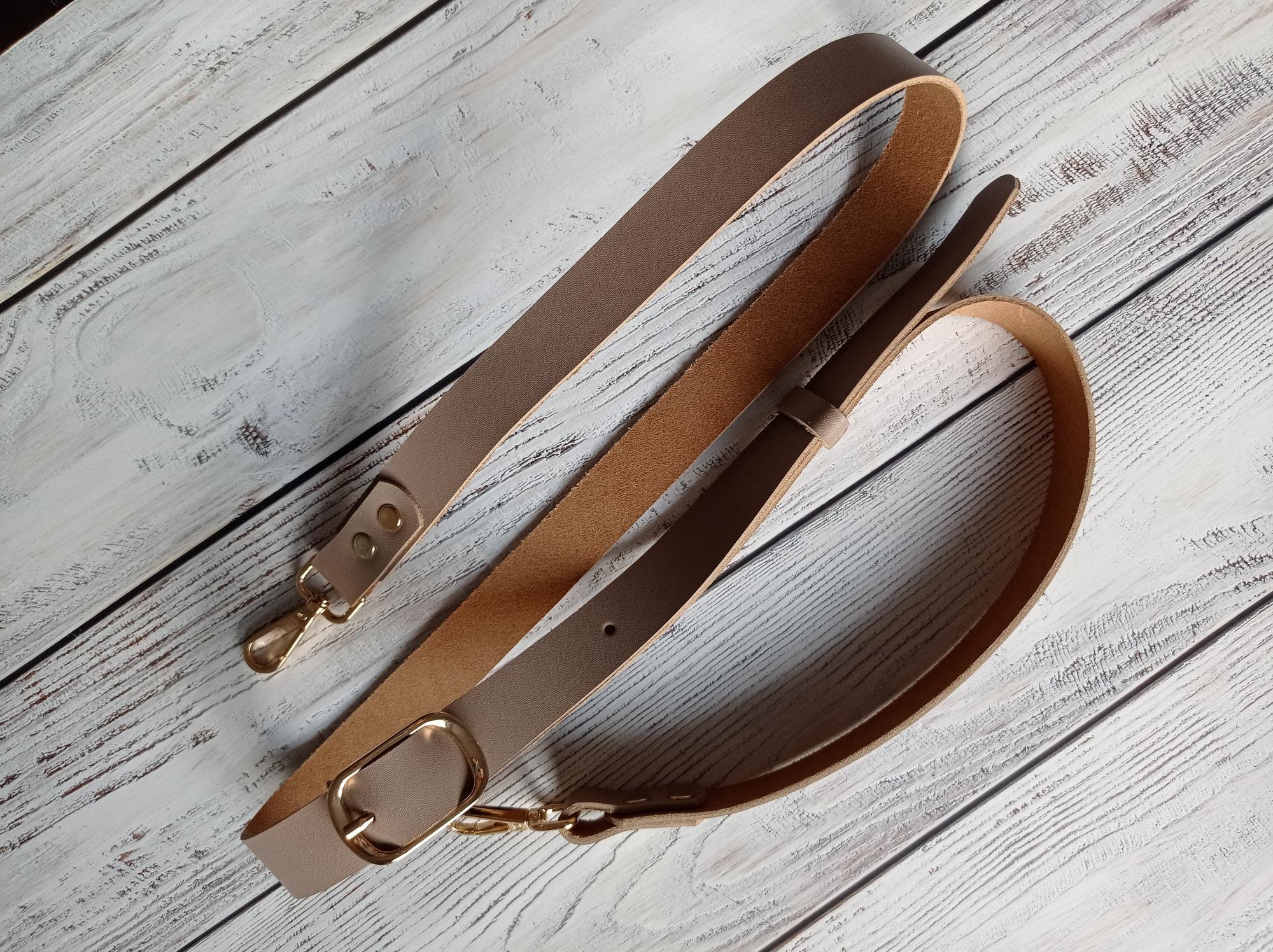 Ремень шириной 2,5 см с регулировкой. Золото. Цвет кожи на выбор.