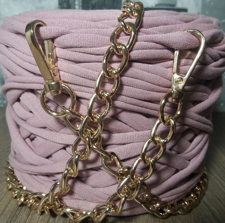 Цепь с карабинами 120 см, ширина 10 мм. Золото