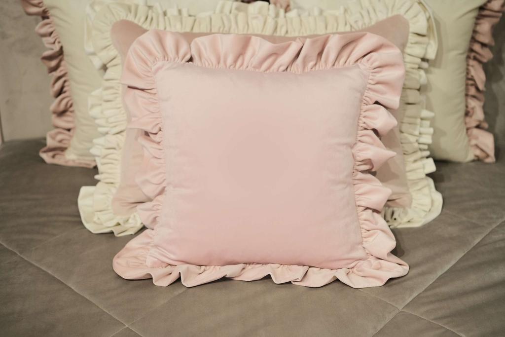 Декоративная подушка с рюшей