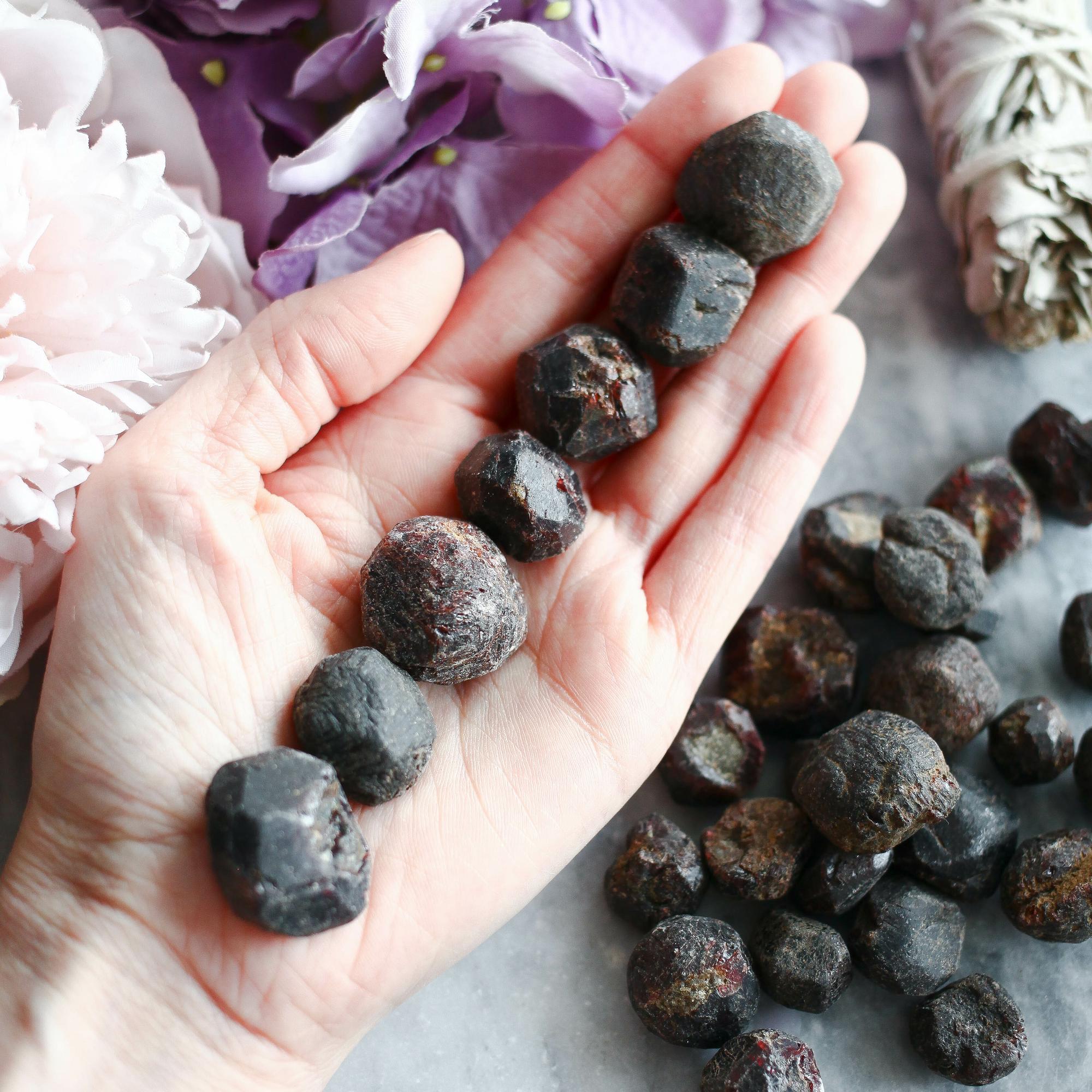 Кристалл граната альмандина (на выбор)