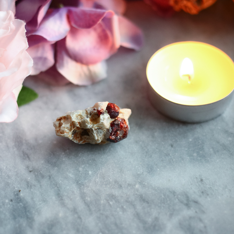 Необработанные кристаллы граната альмандина в микроклине