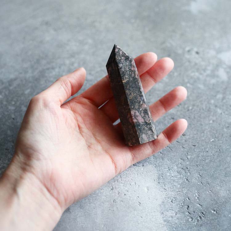 Кристалл-генератор из родонита