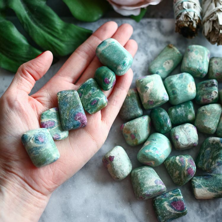 Галтовка фуксита с красным корундом