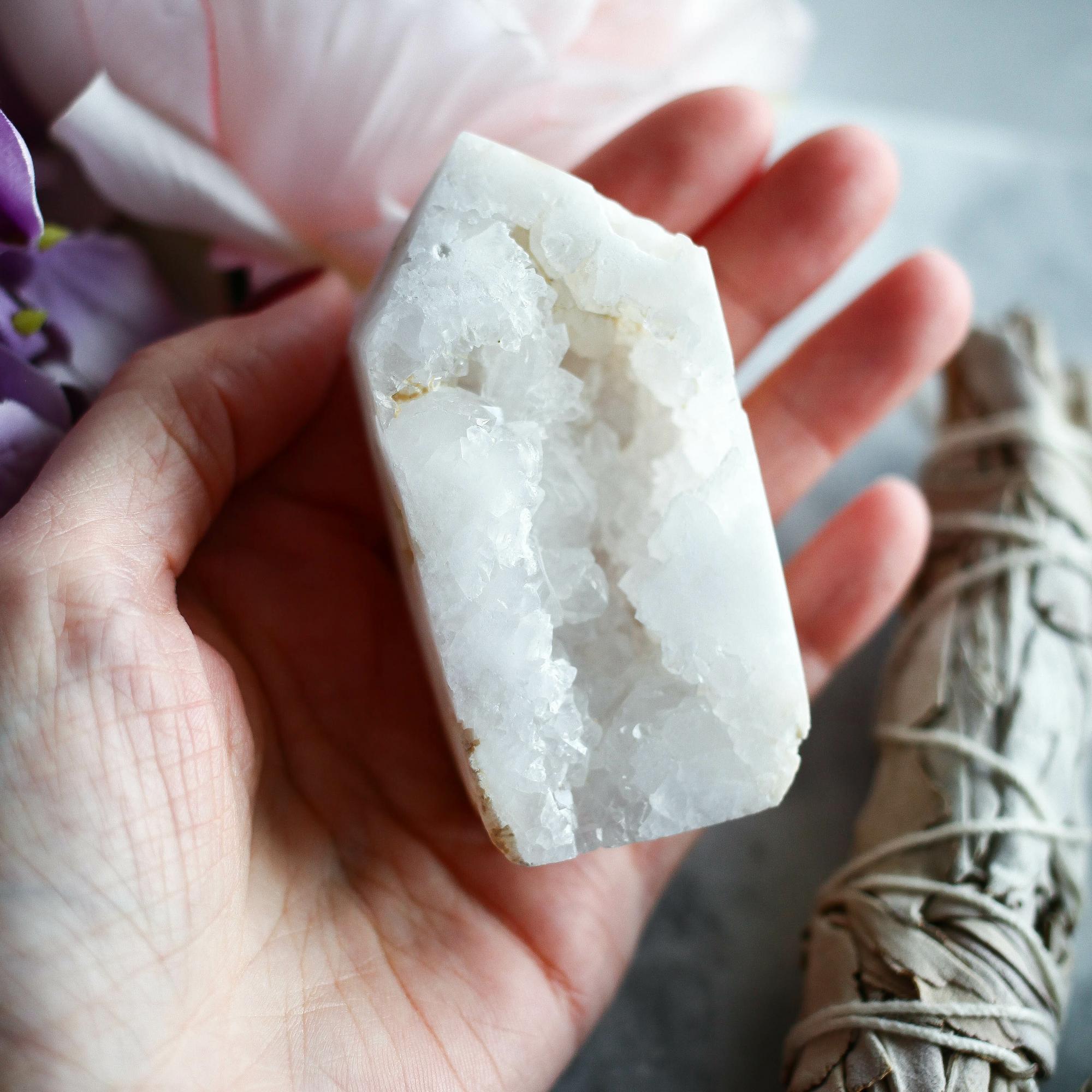 Жеода кварца с кристаллами в форме кристалла-генератора