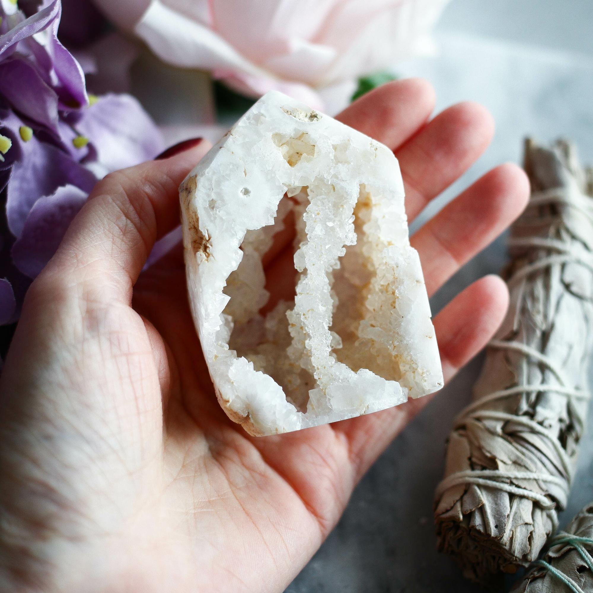 Жеода кварца с кристаллами в форме кристалла-генератора