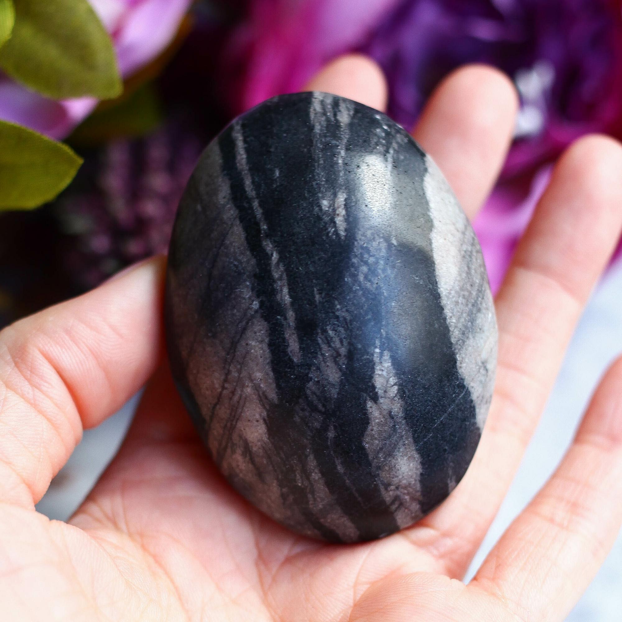 Паутинная яшма в форме гальки (мрамор)