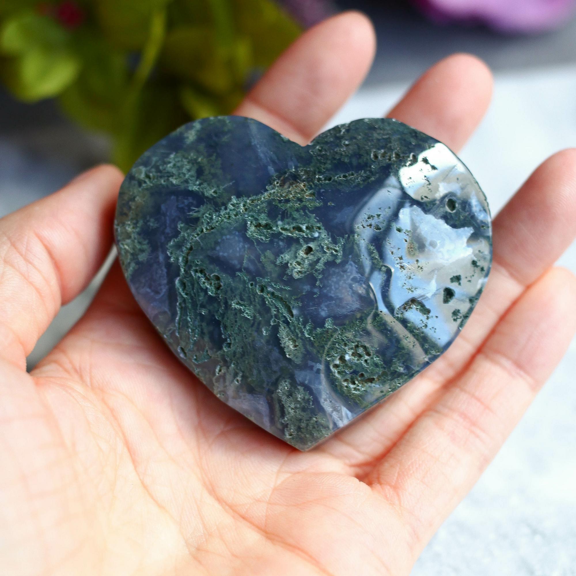 Моховой агат в форме сердца
