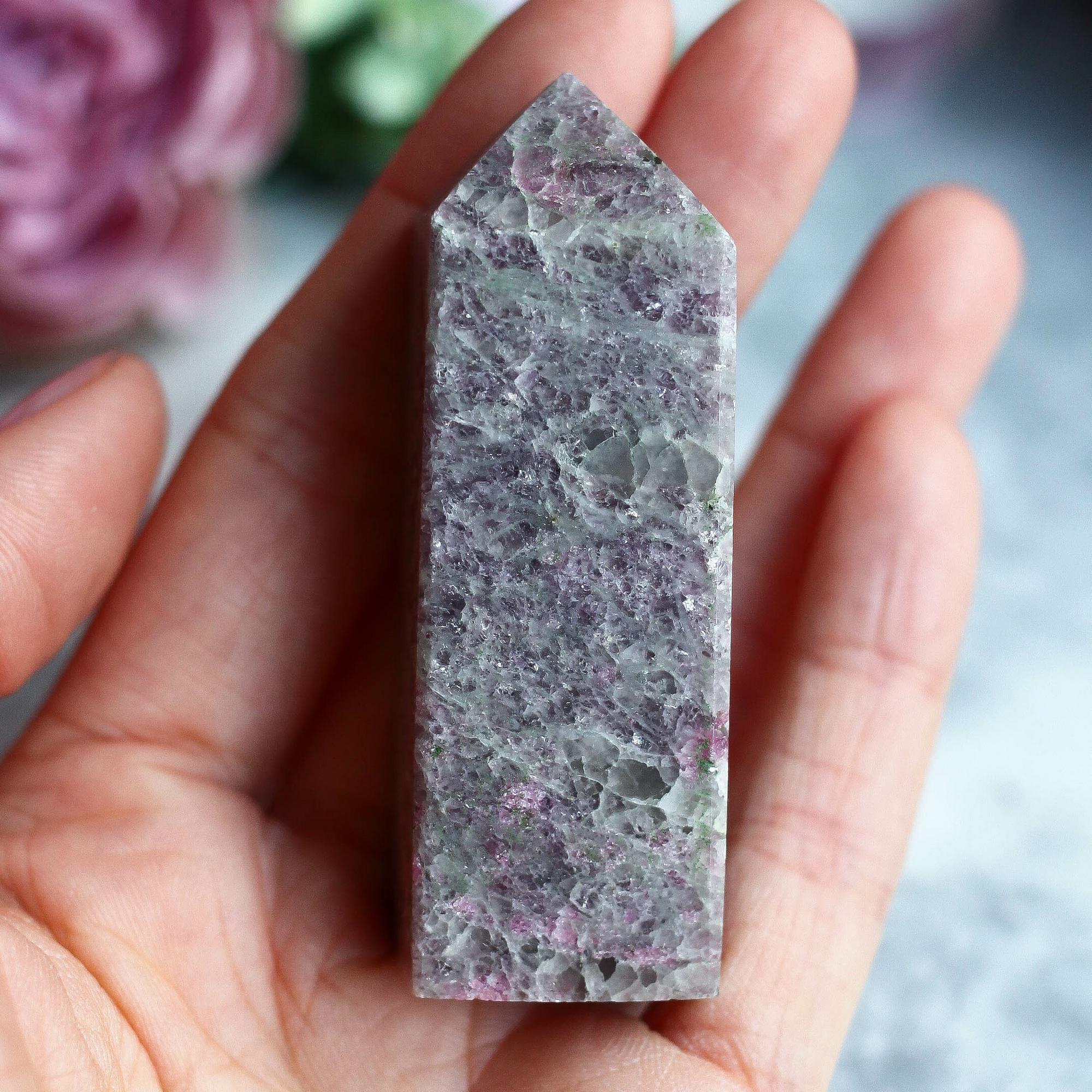 Розовый турмалин (рубеллит) в породе в форме кристалла-генератора