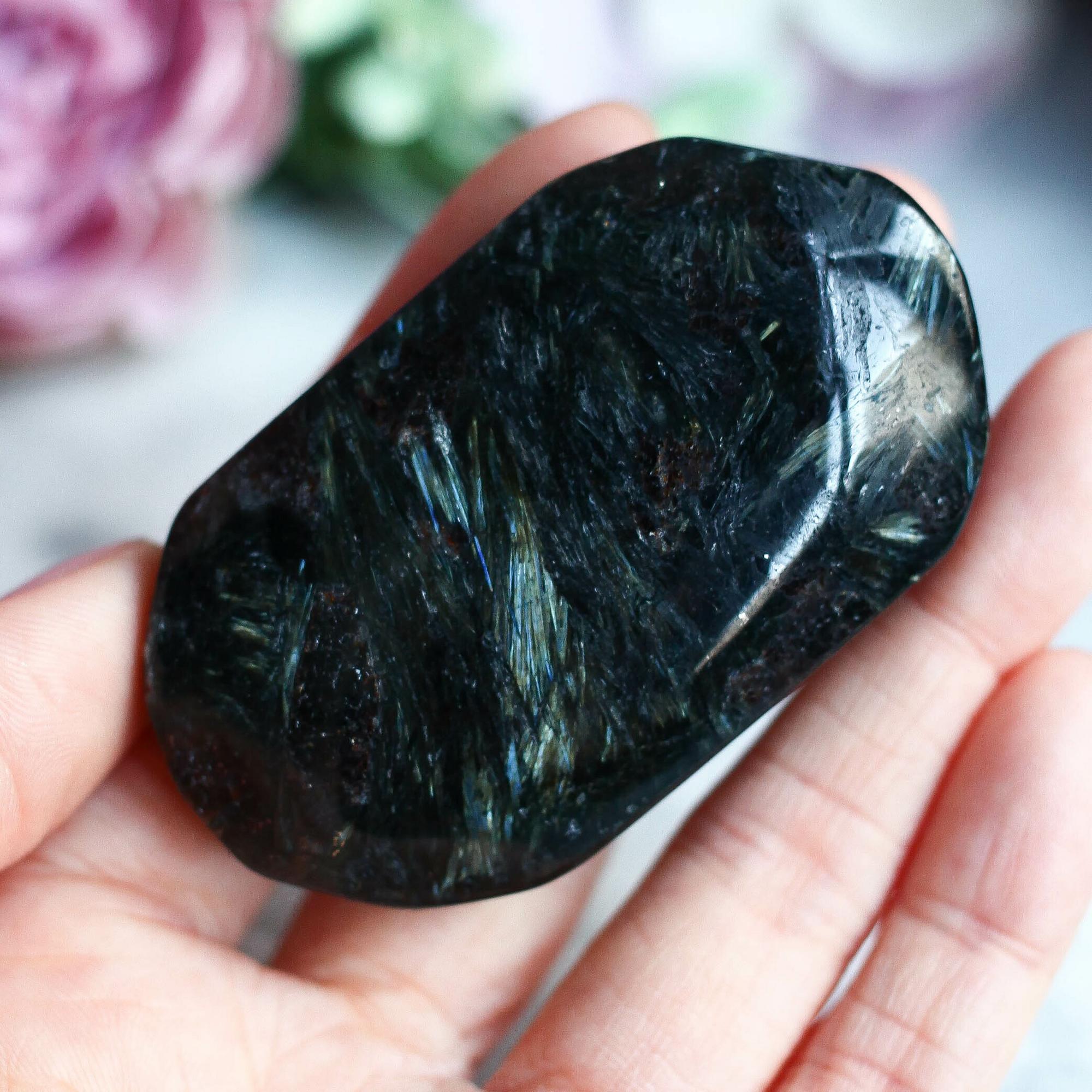 Антофиллит-жедрит в форме гальки