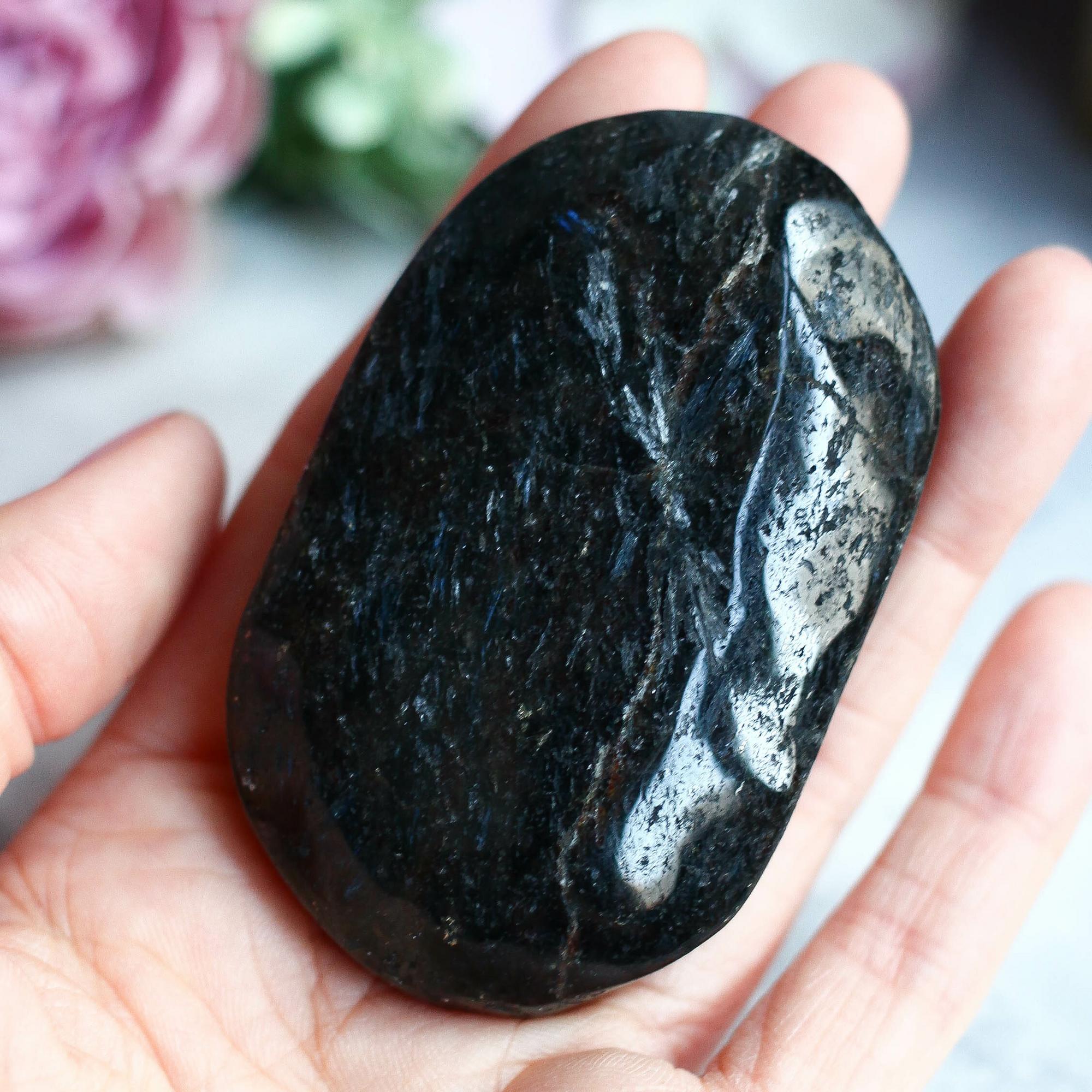 Антофиллит-жедрит в форме гальки