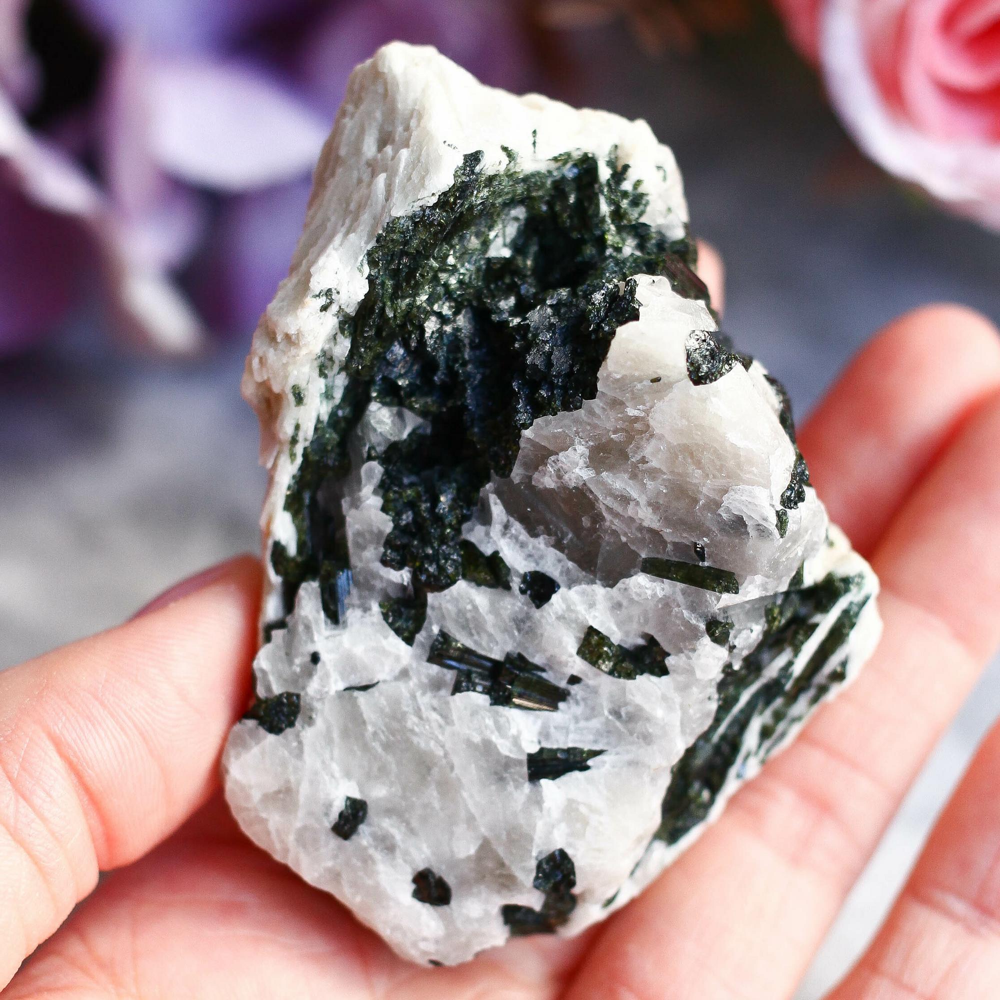 Зеленый турмалин (верделит) в кварце