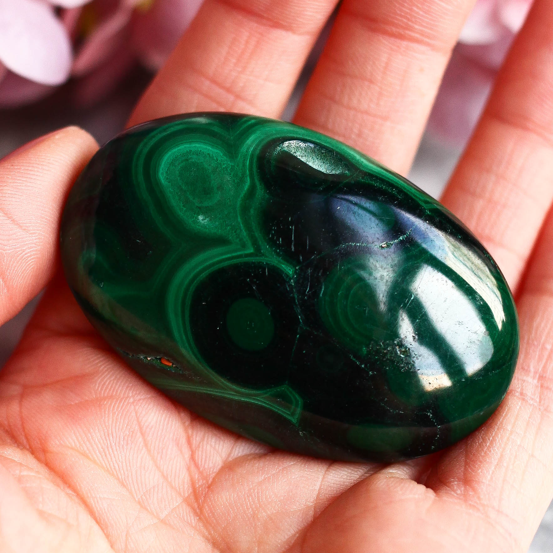 Малахит в форме гальки