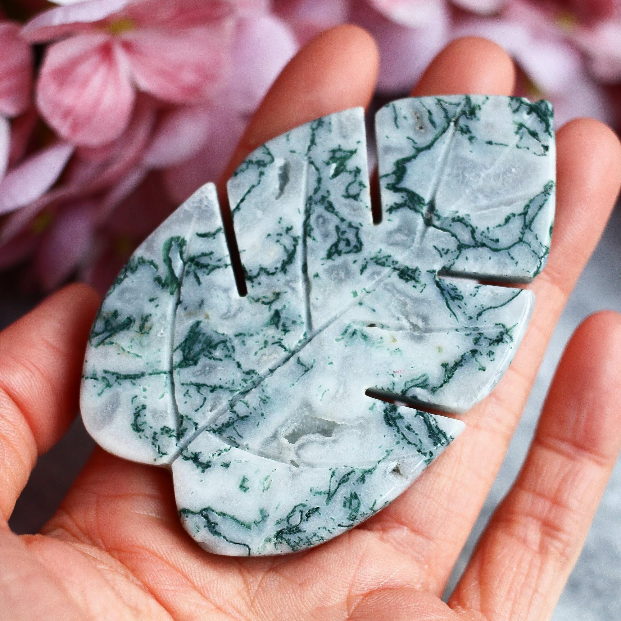 Моховой агат в форме листа